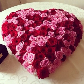 Red and pink roses in heart shape arrangement Online flower delivery in Jaipur Delivery Jaipur, Rajasthan